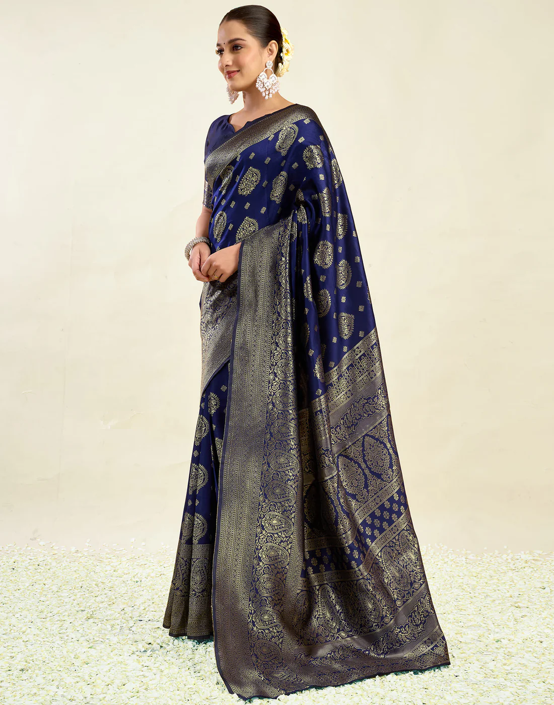 Majestic Navy Blue Banarasi Silk Saree with Intricate Zari Weaving