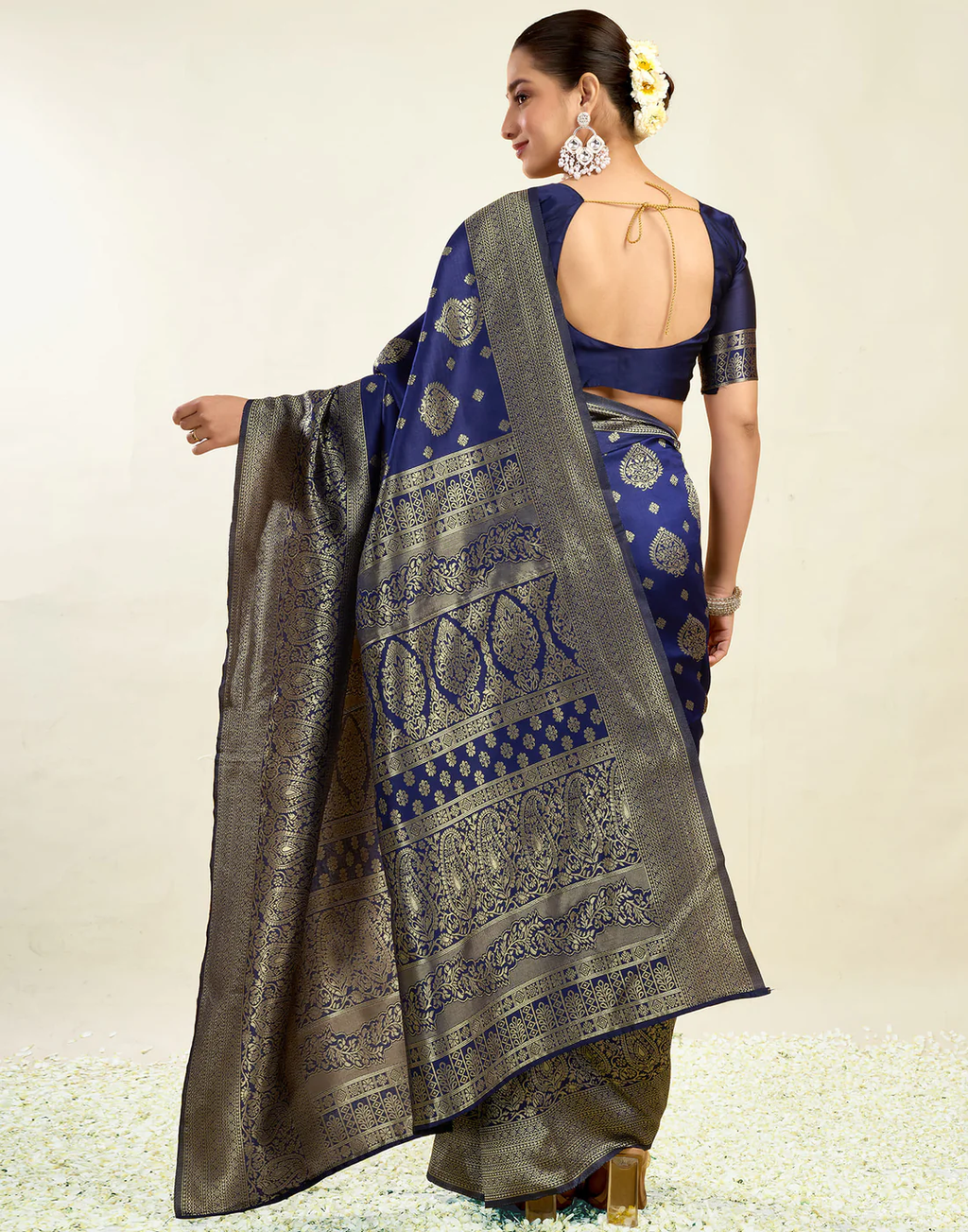Majestic Navy Blue Banarasi Silk Saree with Intricate Zari Weaving