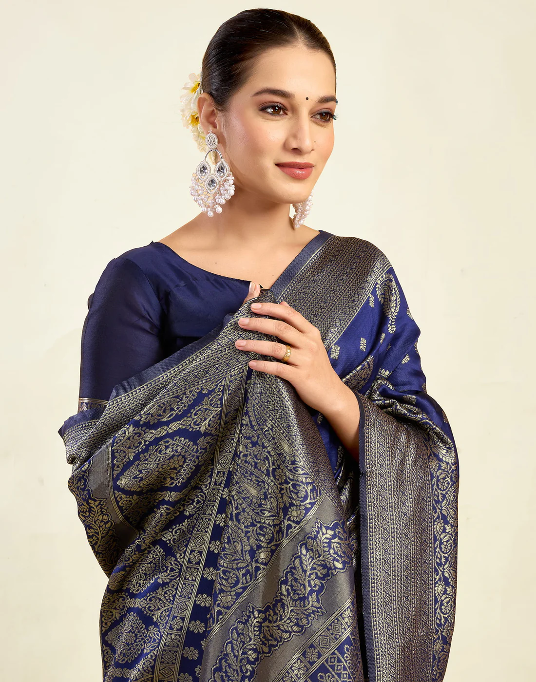 Majestic Navy Blue Banarasi Silk Saree with Intricate Zari Weaving