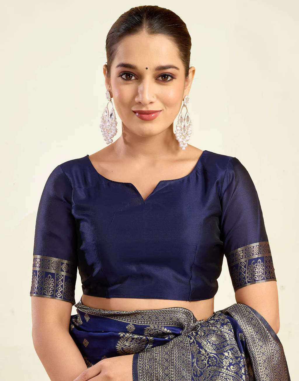 Majestic Navy Blue Banarasi Silk Saree with Intricate Zari Weaving