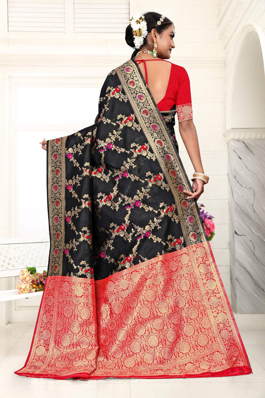 Radiant Cyan Banarasi Silk Saree with Golden Zari Weaving